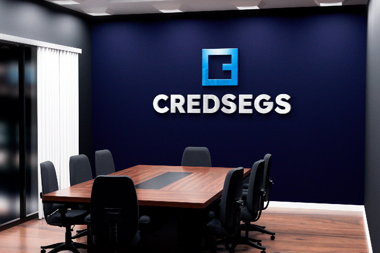 Sala de reunião com logotipo na parede identidade visual credsegs